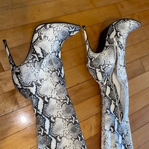 Steven madden snake boots new never worn!